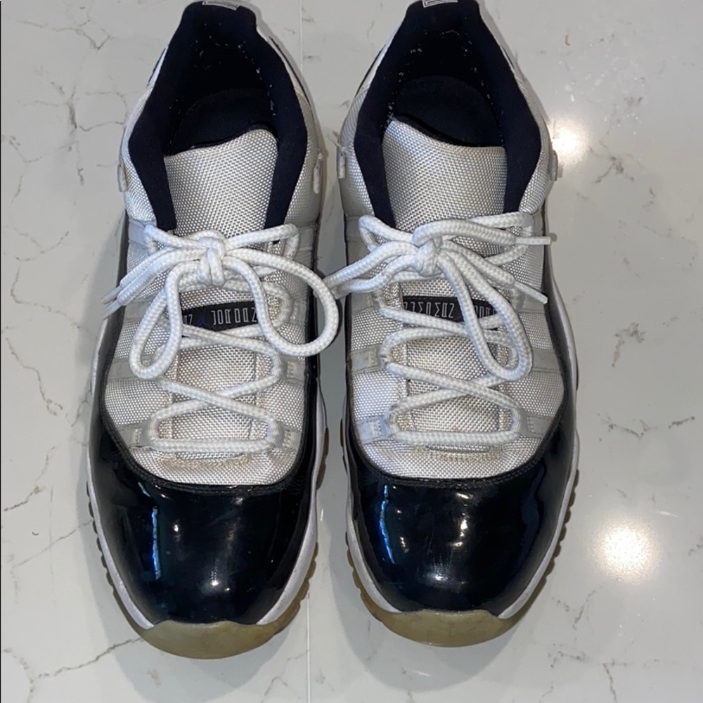 Low top retro jordan 11